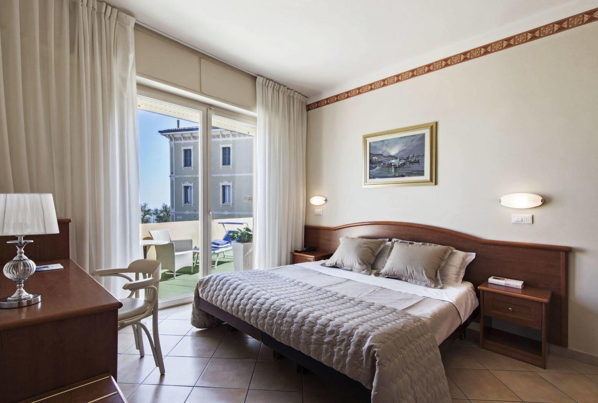 Perticari Hotel Pesaro Exterior foto
